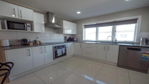 Spacious 2BR Home in the Suburbs in افونديل