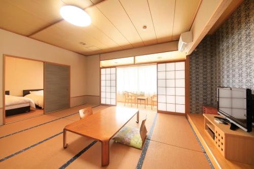 room detail thumbnail 1