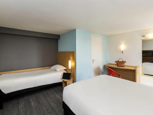 1 double bed, 1 twin bed