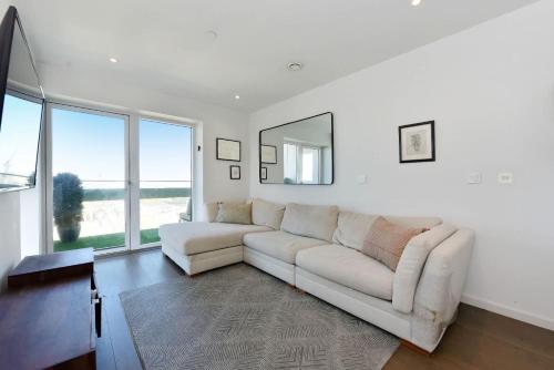 Kings Cross St Pancras Apartment with Panoramic Balcony, London
