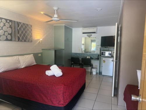 1 queen bed, 2 twin beds
