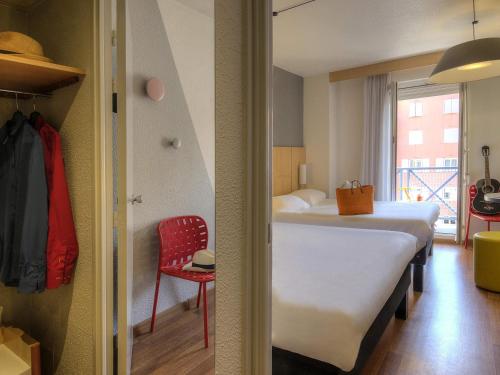 1 queen bed, 1 double bed