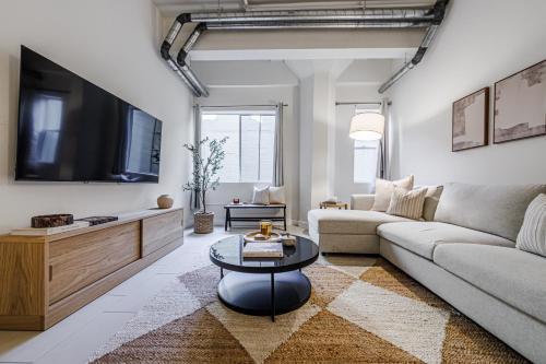 Industrial Style 2BR Condo Downtown LA With Rooftop!, Los Ángeles (foto 4)
