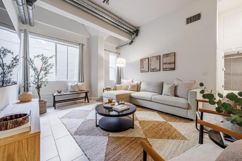 Industrial Style 2BR Condo Downtown LA With Rooftop!, Los Ángeles (foto 2)