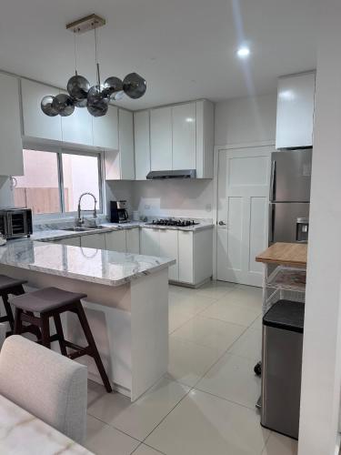 Family home with ocean views 40 minutes from vineyards in Aeropuerto