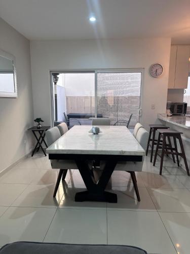 Family home with ocean views 40 minutes from vineyards in Aeropuerto