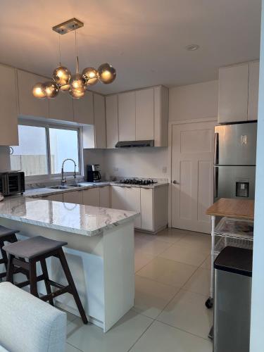 Family home with ocean views 40 minutes from vineyards in Aeropuerto