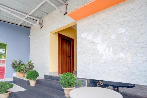 Bejárat, Collection O Guwahati Airport Formerly Hotel Aniruddha Grand in Kahikuchi