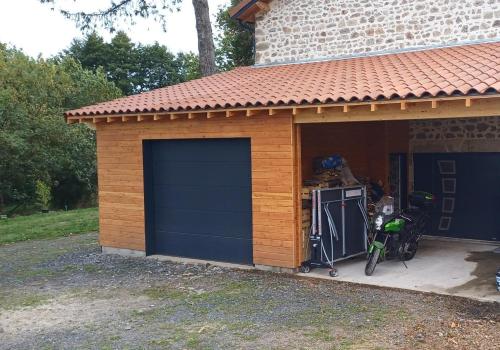 Aux 43 arbres Gîte Tilleul (Aux 43 arbres Gite Tilleul) in Saint Georges-Lagricol ciems
