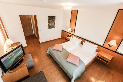 蘇姆阿特施羅斯蘭迪伊爾酒店 (Landidyll Hotel Zum Alten Schloss) in 基爾興西滕巴赫