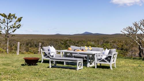 Salt Shack - Classic Angourie Beach Cottage Steps from Spooky Beach - Holiday Yamba - image 5