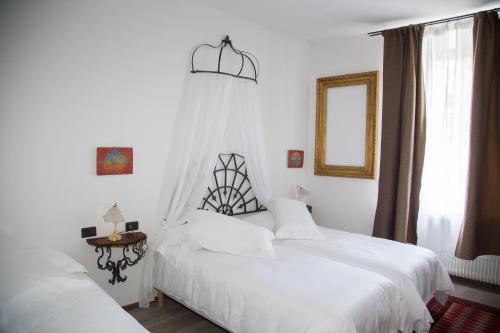 1 king bed, 1 twin bed