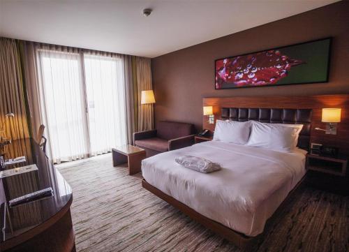 DoubleTree by Hilton Trabzon Room Type - Deluxe Queen Family Room with Black Sea View DoubleTree by Hilton Trabzon Room Type - Deluxe Queen Family Room with Black Sea View