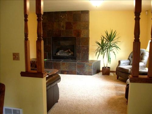 Secluded Cabin Rental with 20 Acres of Private Forest near Missoula, Montana in 達拜