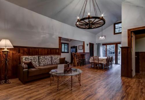 Cozy Cottage Rental with Small Private Pond in Canadensis, Pennsylvania in 卡纳登西斯