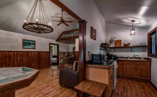 Cozy Cottage Rental with Small Private Pond in Canadensis, Pennsylvania in 卡纳登西斯