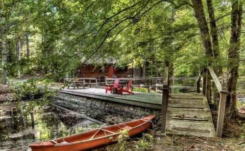 Cozy Cottage Rental with Small Private Pond in Canadensis, Pennsylvania in 卡纳登西斯