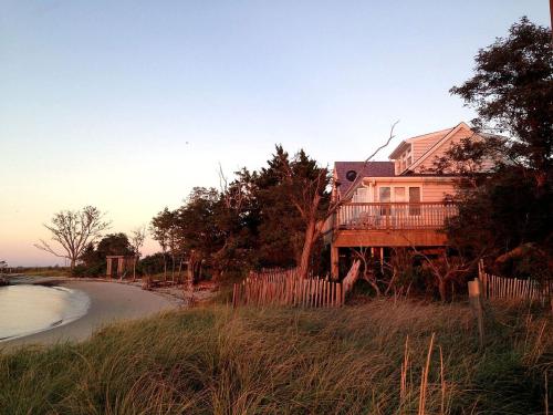 Bayfront Cottage Rental with a Private Beach on Virginia's Eastern Shore · Accomac