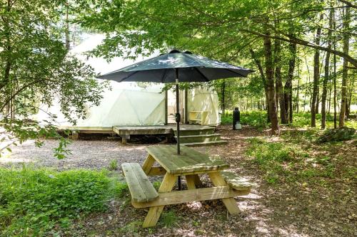 Incredible Spacious Dome for A Group Glamping Experience Surrounded by Nature in Woodridge, New York in Mountain Dale
