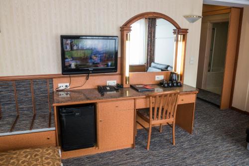 Classic Family Room image 6