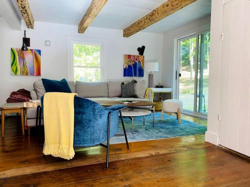 Modern Cottage Perfect for Glamping in New York State in Стон Рідж