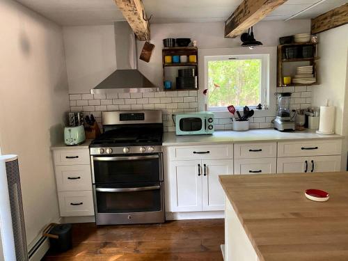 Modern Cottage Perfect for Glamping in New York State in Стон Рідж