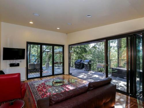 Stunning and Secluded Lakeside Getaway in the Grass Valley of California in Colfax (CA)