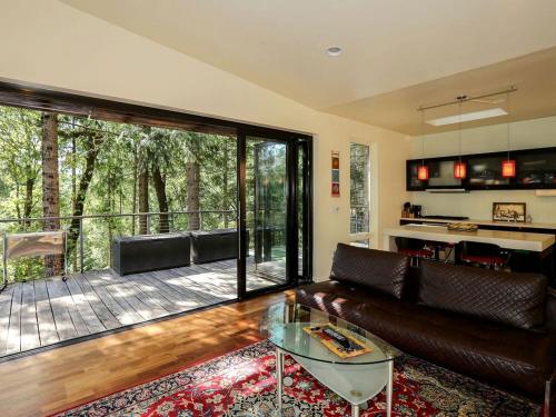 Stunning and Secluded Lakeside Getaway in the Grass Valley of California in Colfax (CA)