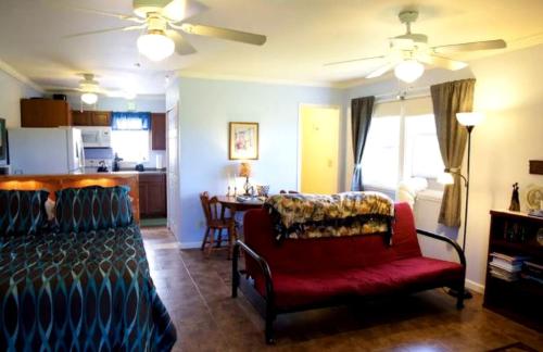 Cozy Vacation Rental Overlooking Idyllic Prairie Land near Jacksonville, Illinois in Jacksonville (IL)