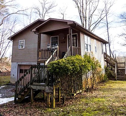 Fully Furnished Camping Cabin near Cherokee National Forest in กรีนเนวิลล์