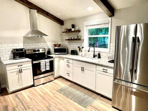 Outstanding Lakefront Cottage with Fire Pit in Cadiz, Kentucky in Blue Spring (KY)