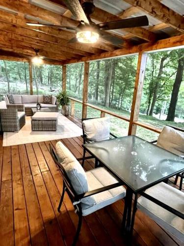 Outstanding Lakefront Cottage with Fire Pit in Cadiz, Kentucky in Blue Spring (KY)