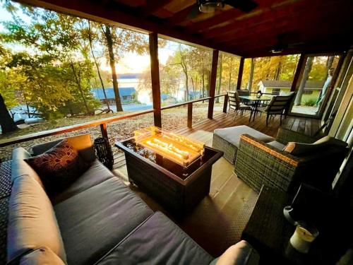 Outstanding Lakefront Cottage with Fire Pit in Cadiz, Kentucky in Blue Spring (KY)