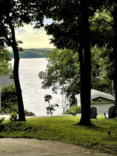 Outstanding Lakefront Cottage with Fire Pit in Cadiz, Kentucky in Blue Spring (KY)