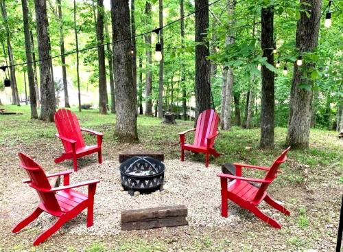 Outstanding Lakefront Cottage with Fire Pit in Cadiz, Kentucky in Blue Spring (KY)