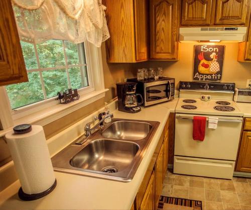 Fully Furnished Camping Cabin near Cherokee National Forest in กรีนเนวิลล์