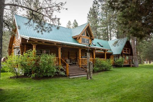 . Peaceful Waterfront Log Cabin near Crater Lake National Forest, Oregon