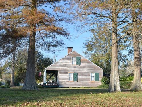 . Cozy Cabin Rental in Napoleonville near New Orleans, Louisiana