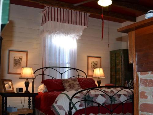 Cozy Cabin Rental in Napoleonville near New Orleans, Louisiana in นาโปเลียนวิลล์