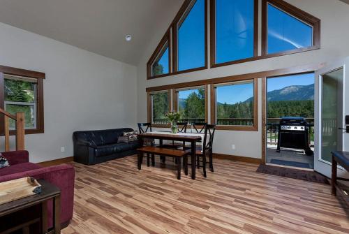 Inviting Vacation Cabin with Mountain Views near Glacier National Park, Montana in West Glacier (MT)