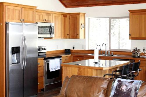 Mountain View Cabin with Deck, Jacuzzi and Ping Pong Table in Montana in เวสต์ กลาเซียร์(MT)