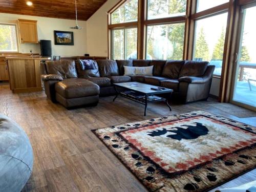 Mountain View Cabin with Deck, Jacuzzi and Ping Pong Table in Montana in เวสต์ กลาเซียร์(MT)