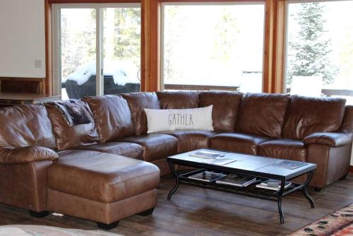 Mountain View Cabin with Deck, Jacuzzi and Ping Pong Table in Montana in เวสต์ กลาเซียร์(MT)