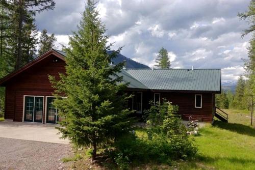 Mountain View Cabin with Deck, Jacuzzi and Ping Pong Table in Montana in เวสต์ กลาเซียร์(MT)