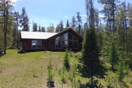 A szálláshely kívülről, Mountain View Cabin with Deck, Jacuzzi and Ping Pong Table in Montana in West Glacier