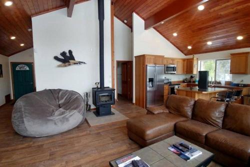 Mountain View Cabin with Deck, Jacuzzi and Ping Pong Table in Montana in เวสต์ กลาเซียร์(MT)