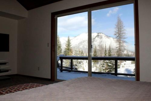 Mountain View Cabin with Deck, Jacuzzi and Ping Pong Table in Montana in เวสต์ กลาเซียร์(MT)