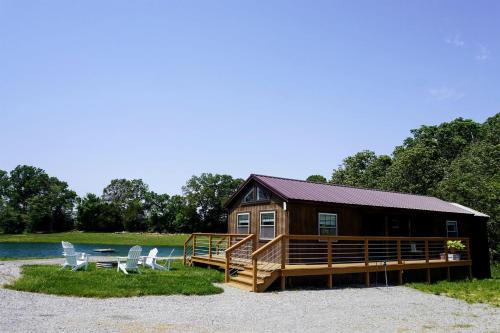 Outstanding Lakefront Cabin in Makanda, Illinois, Sunset Harbor