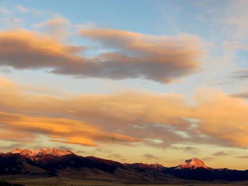 Romantic Cabin Getaway Along the Madison River in Ennis, Montana in Ennisa (MT)