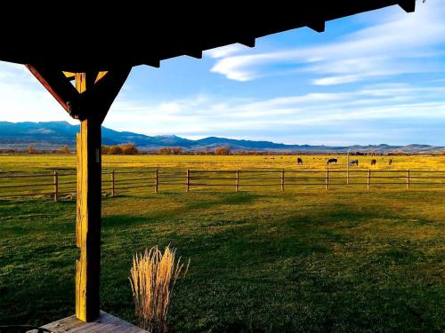 Romantic Cabin Getaway Along the Madison River in Ennis, Montana in Ennisa (MT)